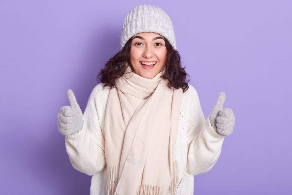 chica en invierno con gorro y guantes feliz porque calefacciona su hogar con pellets de madera Podero